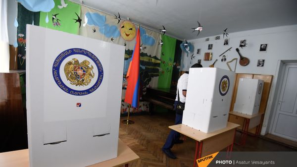 Утро на одном из избирательных участков  во время внеочередных парламентских выборов в Армении (20 июня 2021). Еревaн - Sputnik Армения
