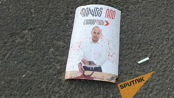Листовки против лидера блока Армения Роберта Кочаряна с надписями Убийца армян - Sputnik Արմենիա