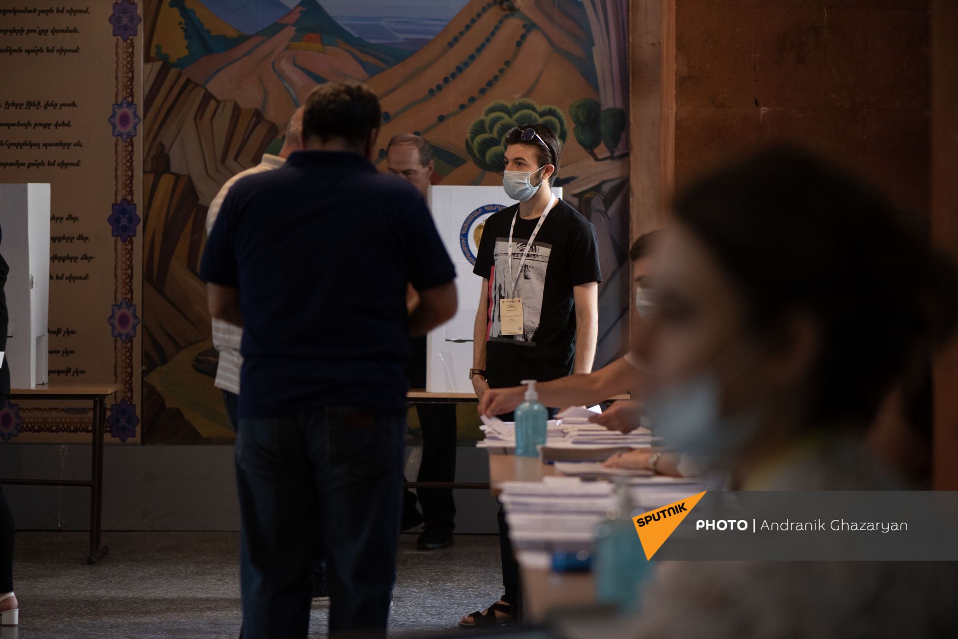 Տարեցները հիմնականում չգիտեն քվեարկության նոր կանոնները. մարդիկ շտապում են ընտրությունների - Sputnik Արմենիա, 1920, 20.06.2021