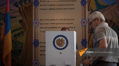Утро на одном из избирательных участков  во время внеочередных парламентских выборов в Армении (20 июня 2021). Еревaн