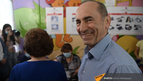 Второй президент Армении Роберт Кочарян во время внеочередных парламентских выборов в Армении (20 июня 2021). Еревaн - Sputnik Армения