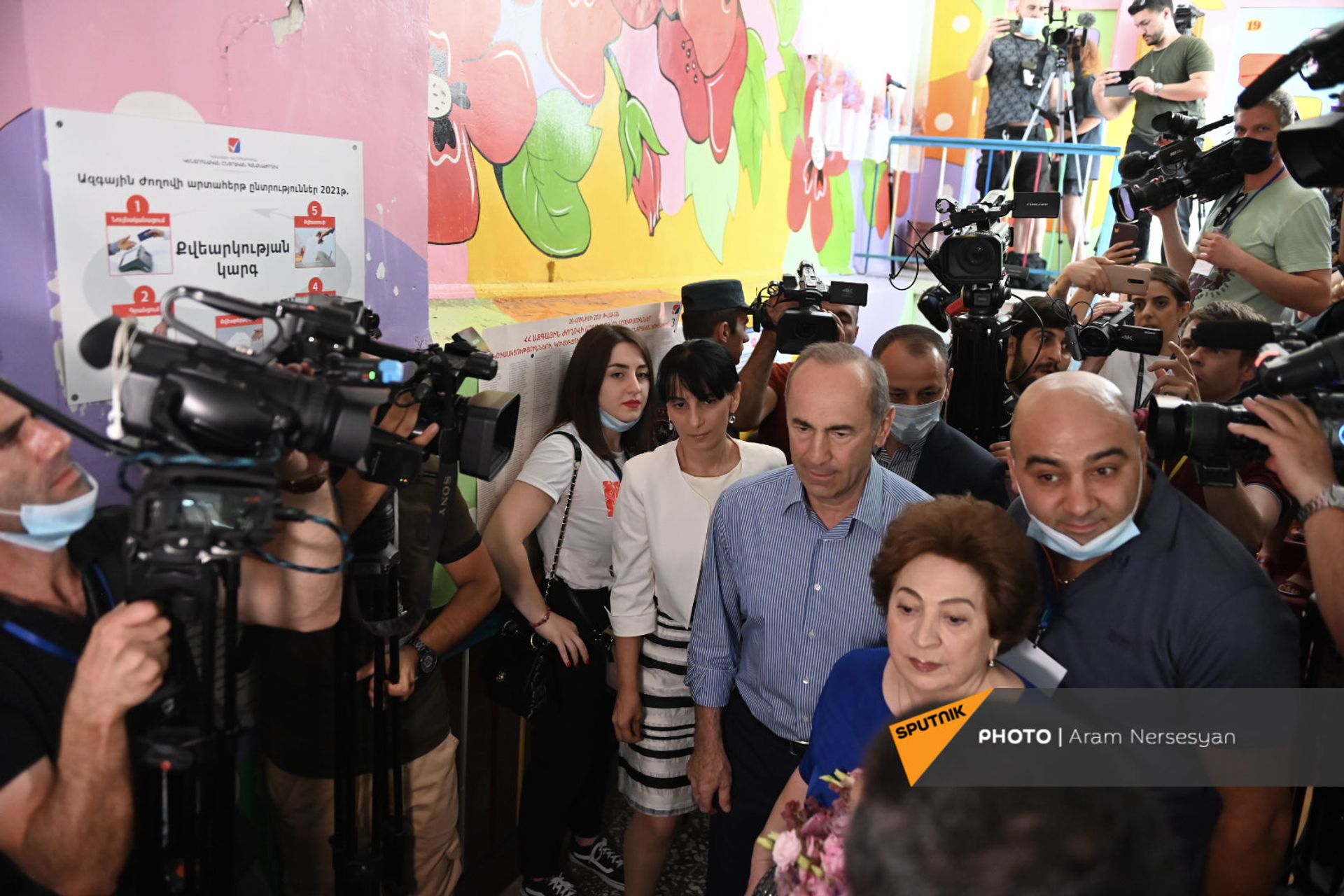 «Կասկածո՞ւմ եք»․ Ռոբերտ Քոչարյանը քվեարկեց ու գնահատեց իր շանսերը - Sputnik Արմենիա, 1920, 20.06.2021