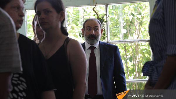 И.о. премьер-министра Никол Пашинян во время внеочередных парламентских выборов в Армении (20 июня 2021). Еревaн - Sputnik Армения