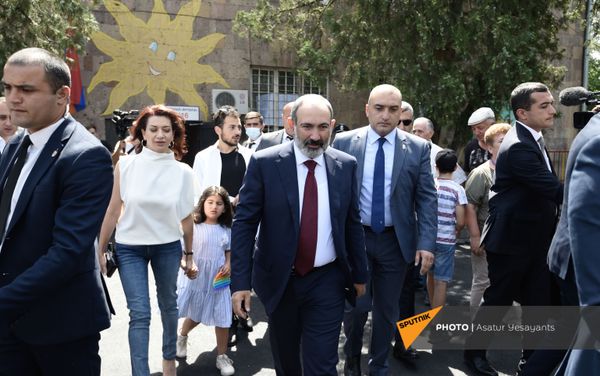 И.о. премьер-министра Никол Пашинян с семьей во время внеочередных парламентских выборов в Армении (20 июня 2021). Еревaн - Sputnik Армения