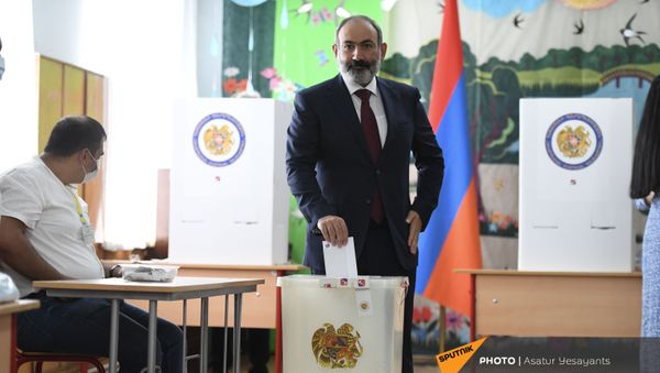 И.о. премьер-министра Никол Пашинян во время внеочередных парламентских выборов в Армении (20 июня 2021). Еревaн - Sputnik Армения