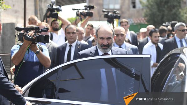 И.о. премьер-министра Никол Пашинян во время внеочередных парламентских выборов в Армении (20 июня 2021). Еревaн - Sputnik Армения