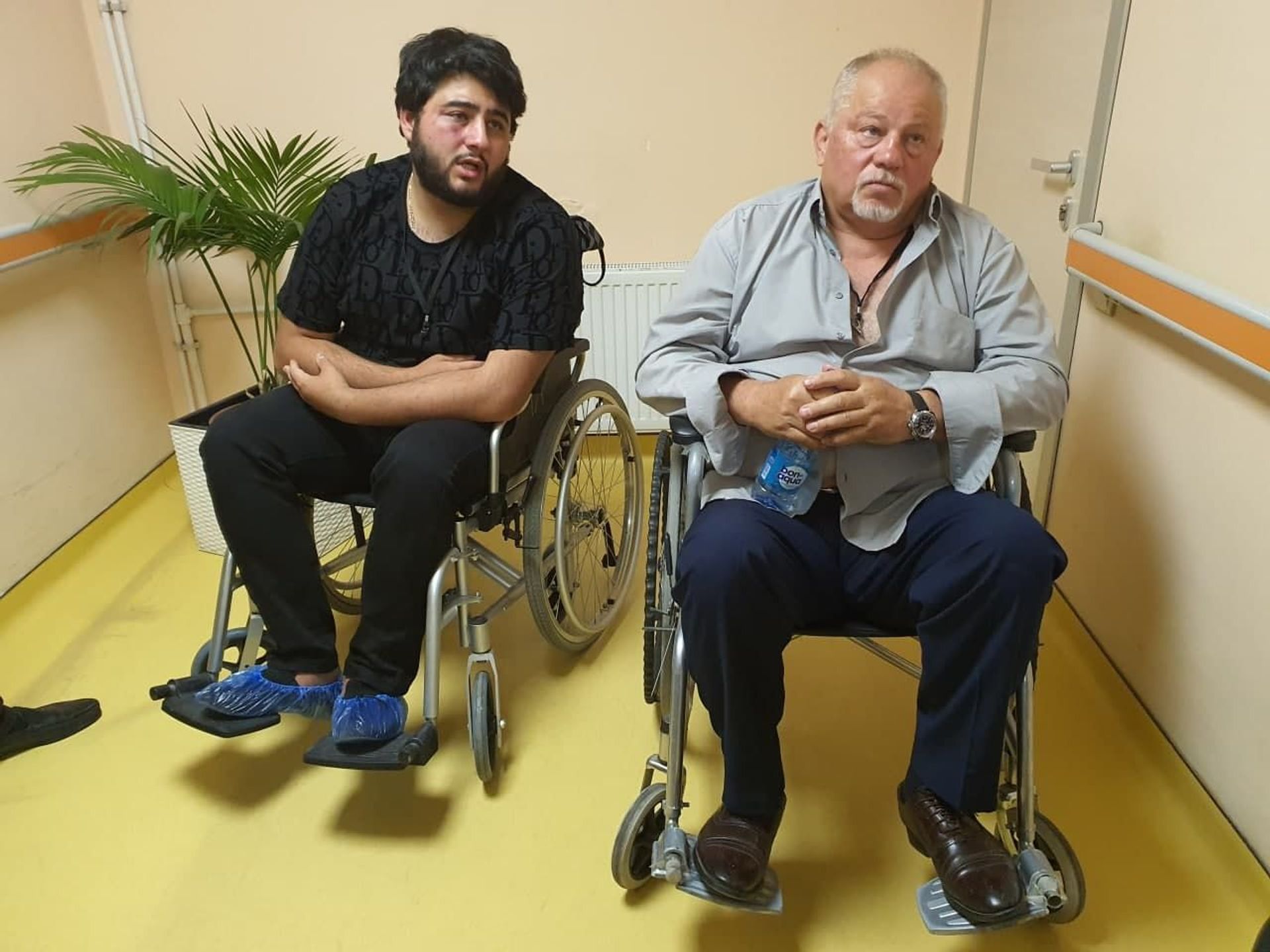 Их били, даже когда он лег на потерявшего сознание отца - по следам выстрелов в Азаташене Их били, даже когда он лег на потерявшего сознание отца - по следам выстрелов в Азаташене - Sputnik Армения, 1920, 20.06.2021