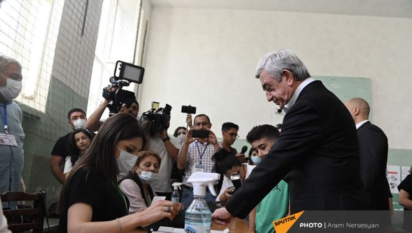 Третий президент Армении Серж Саргсян во время внеочередных парламентских выборов в Армении (20 июня 2021). Еревaн - Sputnik Армения