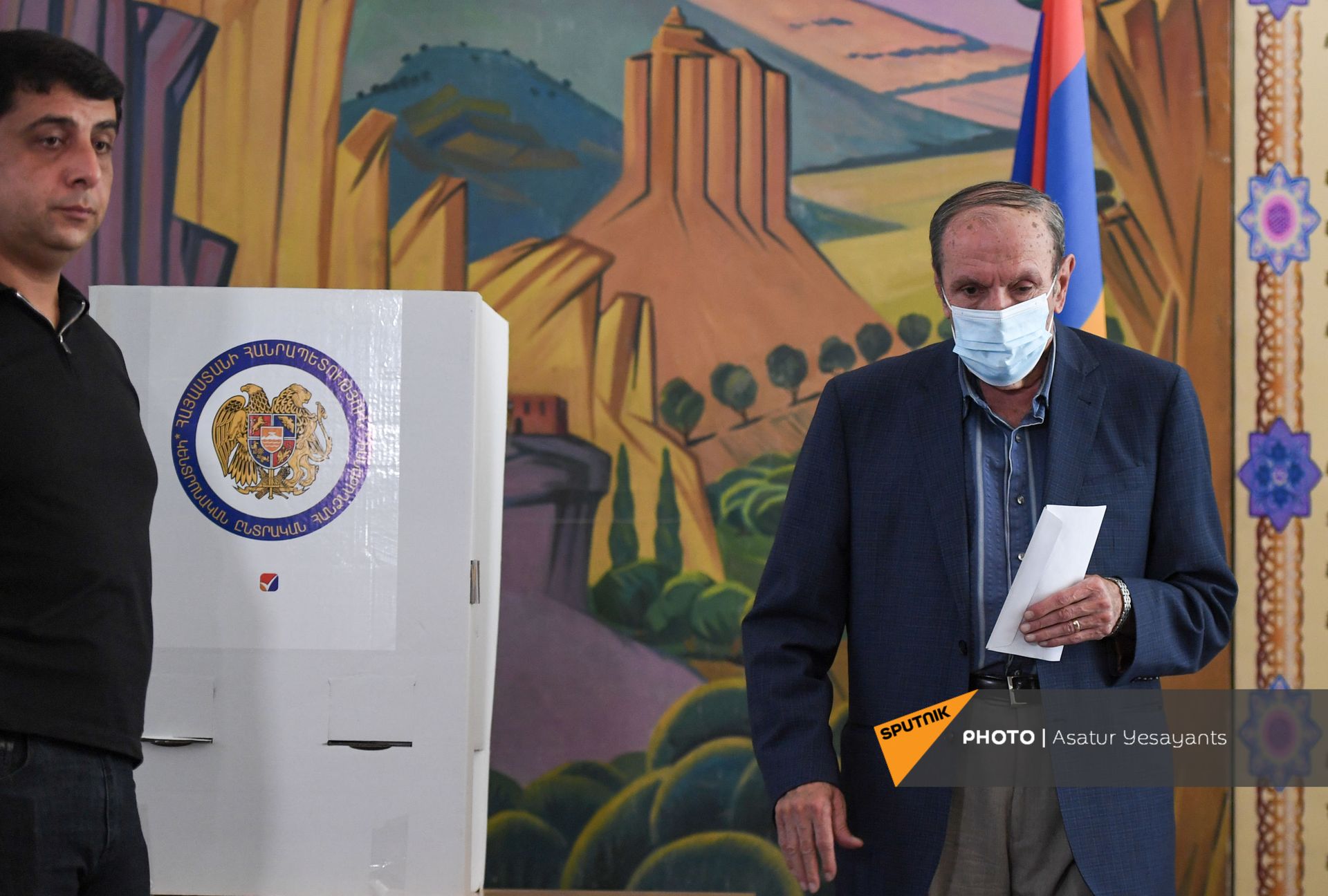 «Լռության օր է». Լևոն Տեր-Պետրոսյանը լուռ քվեարկեց ու հեռացավ. տեսանյութ - Sputnik Արմենիա, 1920, 20.06.2021