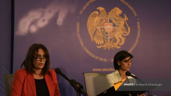 Член ЦИК Сильва Маркосян (слева) и пресс-секретарь председателя ЦИК Эрмине Арутюнян в день внеочередных парламентских выборов в Армении (20 июня 2021). Еревaн - Sputnik Армения