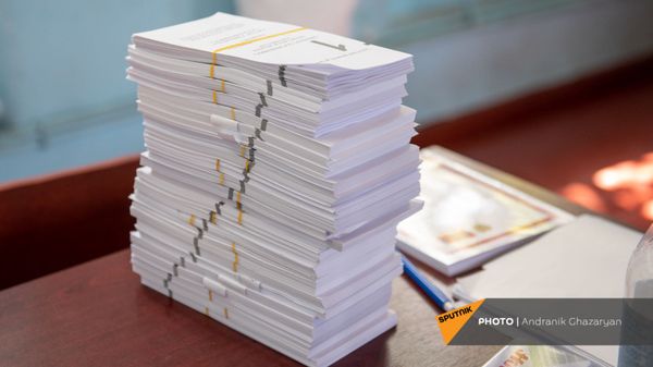 Новые бюллетени на столе председателя избирательной комиссии на участке 29/29 (20 июня 2021). Ариндж - Sputnik Армения