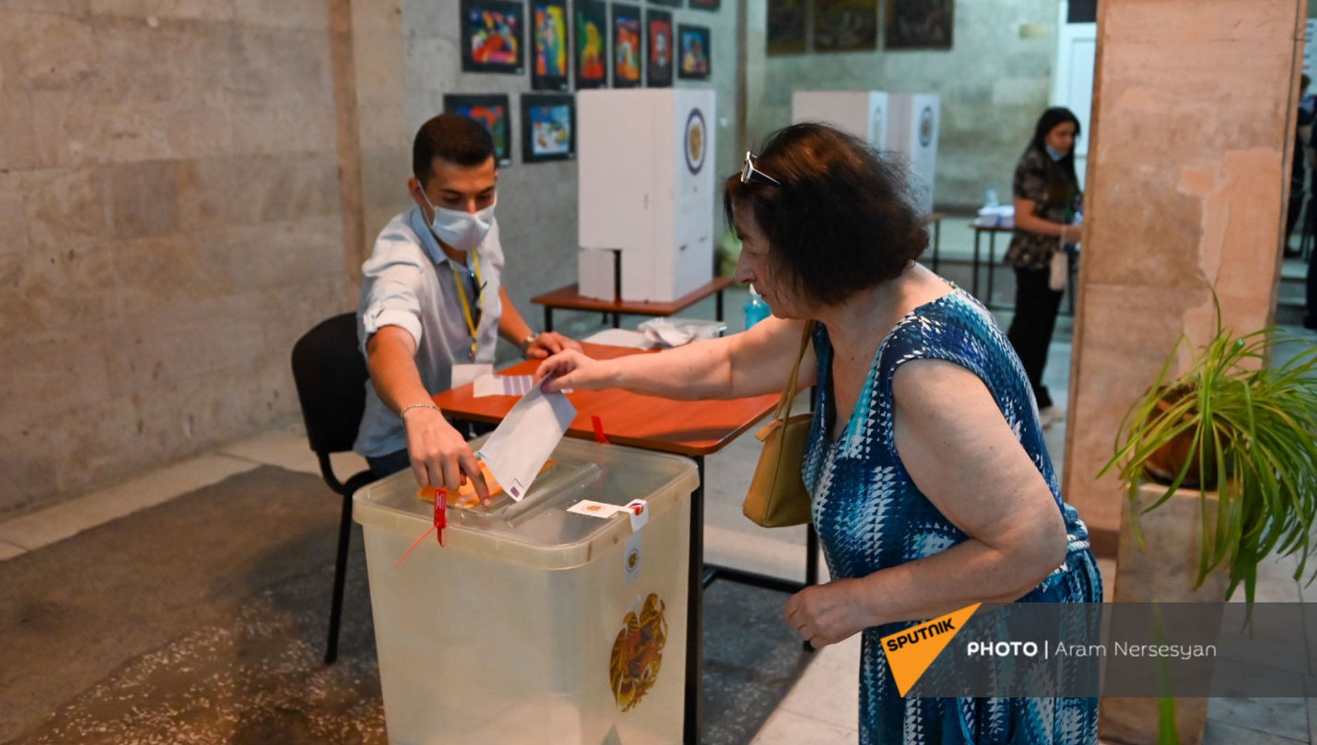Последний избиратель на участке 9/26 во время внеочередных парламентских выборов в Армении (20 июня 2021). Еревaн Последний избиратель на участке 9/26 во время внеочередных парламентских выборов в Армении (20 июня 2021). Еревaн - Sputnik Армения, 1920, 22.06.2021