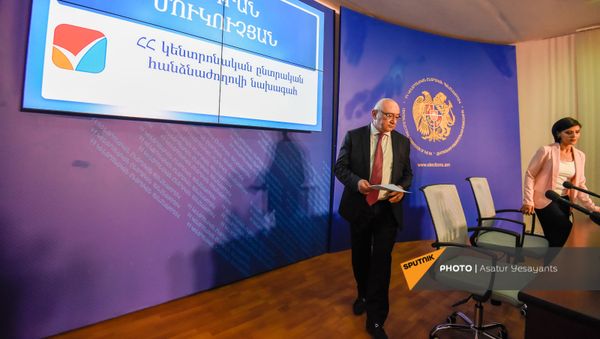 Председатель ЦИК Тигран Мукучян заходит в зал перед началом брифинга (20 июня 2021). Еревaн - Sputnik Армения