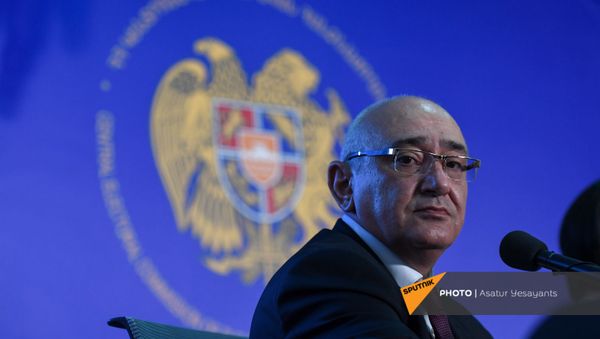 Председатель ЦИК Тигран Мукучян объявляет предварительные данные внеочередных парламентских выборов по состоянию на 20:00 во время брифинга (20 июня 2021). Еревaн - Sputnik Армения
