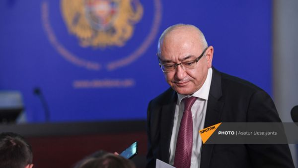 Председатель ЦИК Тигран Мукучян покидает зал по окончании брифинга (20 июня 2021). Еревaн - Sputnik Армения
