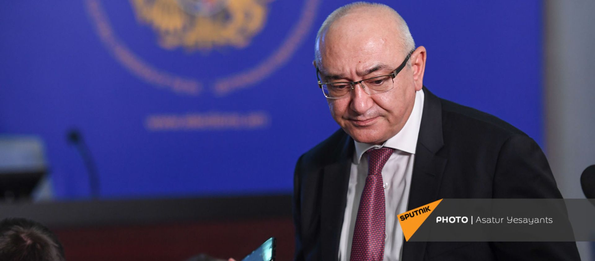 Председатель ЦИК Тигран Мукучян покидает зал по окончании брифинга (20 июня 2021). Еревaн - Sputnik Армения, 1920, 21.06.2021