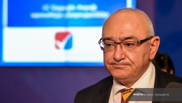 Председатель ЦИК Тигран Мукучян покидает зал по окончании брифинга (20 июня 2021). Еревaн - Sputnik Армения