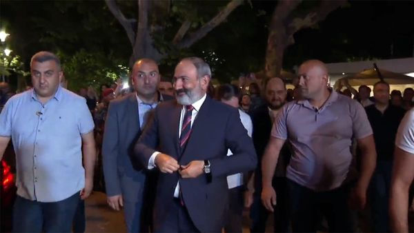 И.о. премьер-министра Никол Пашинян подъезжает к штабу партии Гражданский договор (21 июня 2021). Еревaн - Sputnik Армения