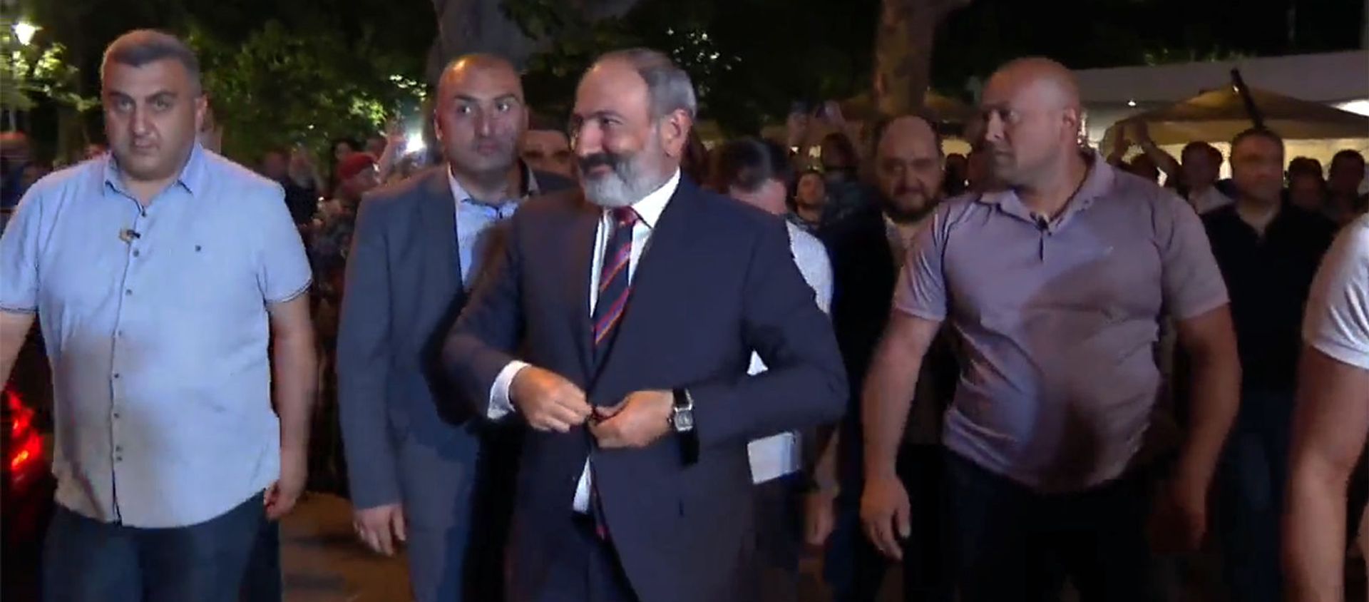 И.о. премьер-министра Никол Пашинян подъезжает к штабу партии Гражданский договор (21 июня 2021). Еревaн И.о. премьер-министра Никол Пашинян подъезжает к штабу партии Гражданский договор (21 июня 2021). Еревaн - Sputnik Армения, 1920, 21.06.2021
