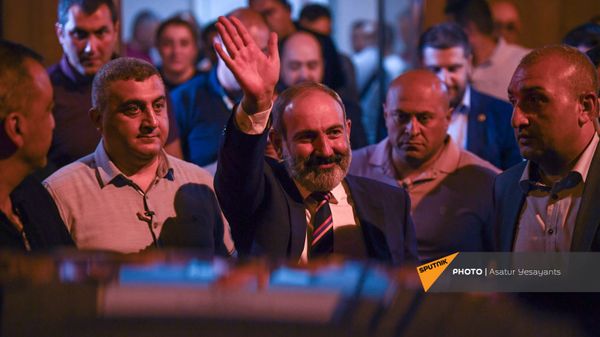 И.о. премьер-министра Никол Пашинян покидает штаб партии Гражданский договор (21 июня 2021). Еревaн - Sputnik Армения