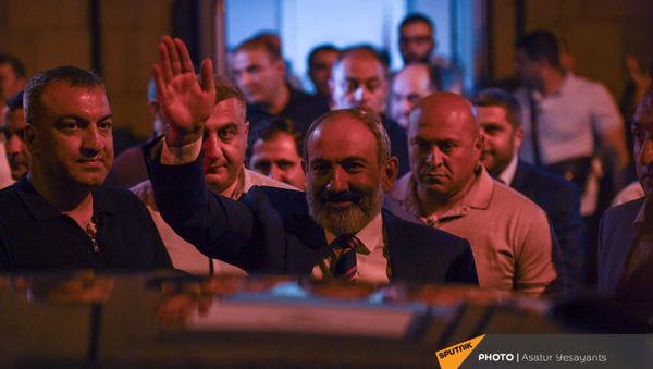 И.о. премьер-министра Никол Пашинян покидает штаб партии Гражданский договор (21 июня 2021). Еревaн - Sputnik Արմենիա
