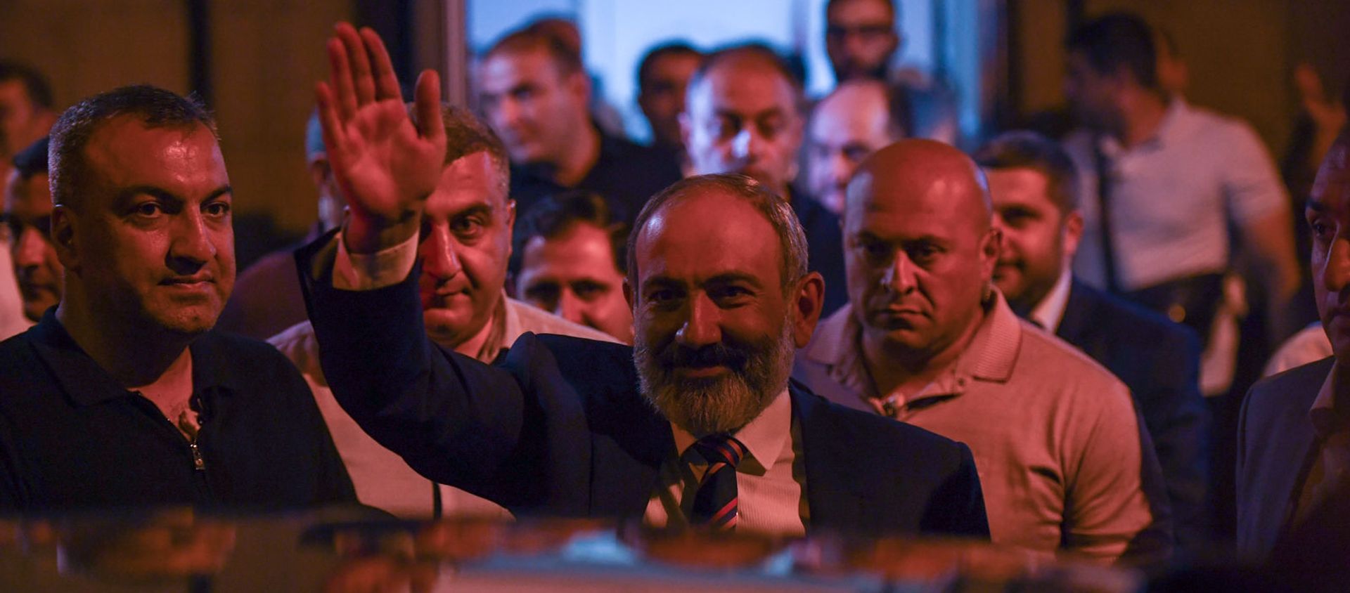 И.о. премьер-министра Никол Пашинян покидает штаб партии Гражданский договор (21 июня 2021). Еревaн - Sputnik Արմենիա, 1920, 22.06.2021