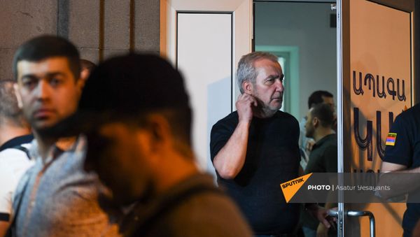 Депутат Андраник Кочарян у штаба партии Гражданский договор после завершения досрочных выборов в Парламент Армении (21 июня 2021). Еревaн - Sputnik Армения