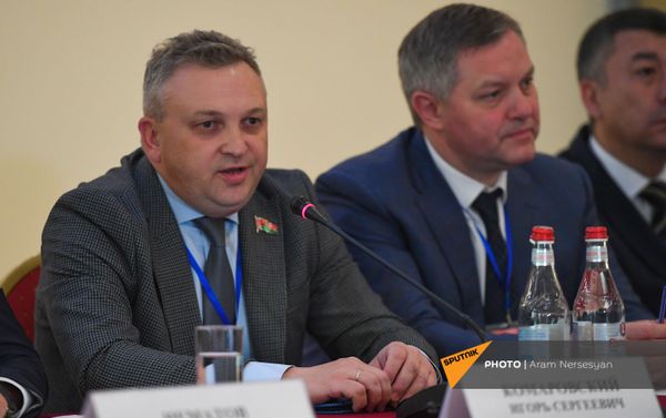 Наблюдатель от СНГ Игорь Комаровский на брифинге по итогам внеочередных парламентских выборах в Армении (21 июня 2021). Еревaн - Sputnik Армения