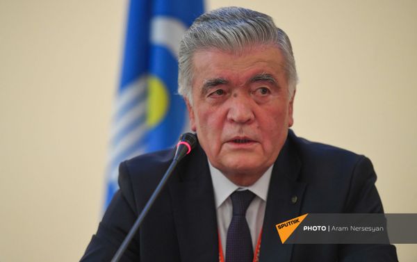 Наблюдатель от СНГ Ильхом Нематов на брифинге по итогам внеочередных парламентских выборах в Армении (21 июня 2021). Еревaн - Sputnik Армения