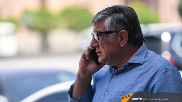 Хачатур Сукиасян на одной из улиц Еревaна - Sputnik Армения