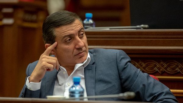 Депутат от фракции РПА Мигран Погосян на внеочередном заседании НС (28 августа 2018). Еревaн - Sputnik Армения