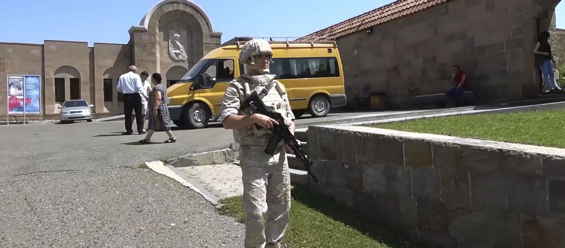 Российские миротворцы сопроводили паломников в монастыри Амарас и Ганзасар - Sputnik Արմենիա, 1920, 12.07.2021
