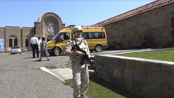 Российские миротворцы сопроводили паломников в монастыри Амарас и Ганзасар - Sputnik Արմենիա