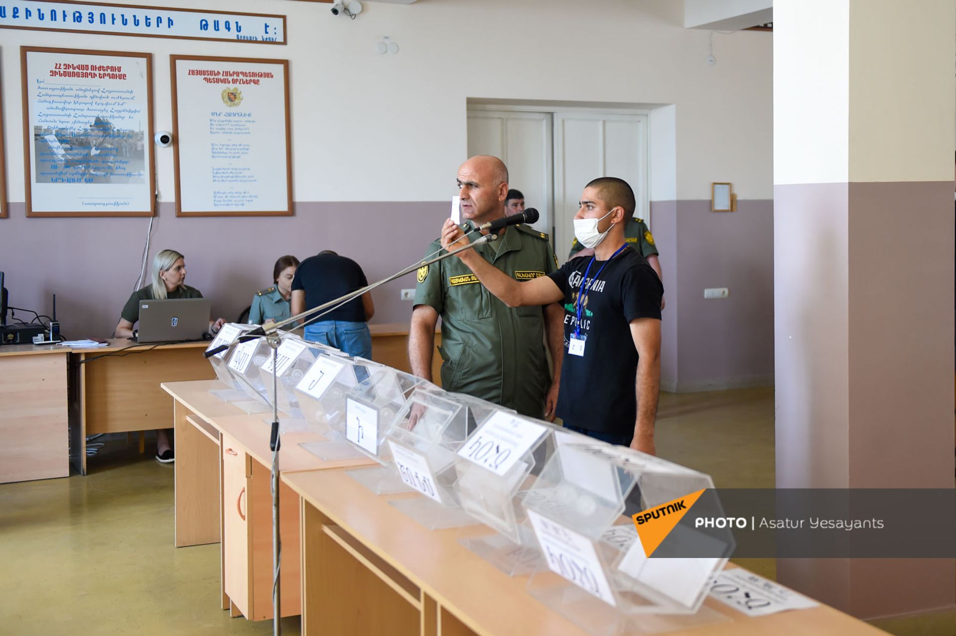 Война и героизм товарищей обязывают: как будущих солдат провожают в армянскую армию - Sputnik Армения, 1920, 22.06.2021