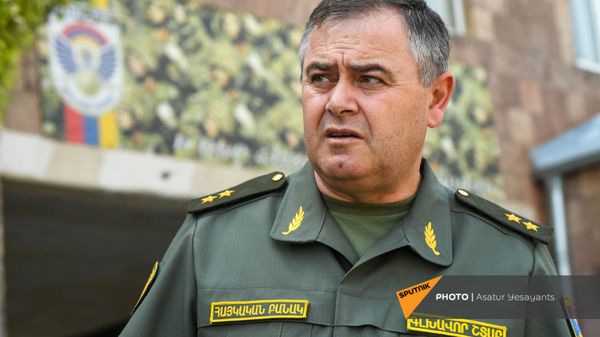 Глава Генштаба ВС РА генерал-лейтенант Артак Давтян в республиканском сборном пункте - Sputnik Արմենիա