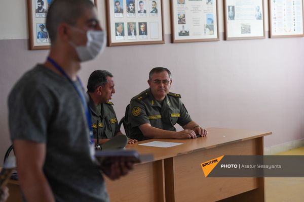 ՀՀ ԶՈւ ԳՇ պետ Արտակ Դավթյանը կենտրոնական հավաքակայանում հետևում է վիճակահանության ընթացքին - Sputnik Արմենիա