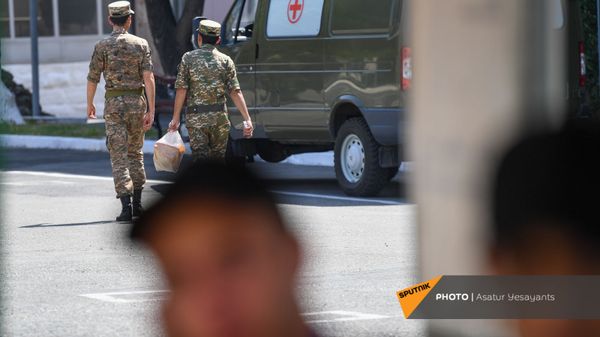 Солдаты в республиканском сборном пункте - Sputnik Армения