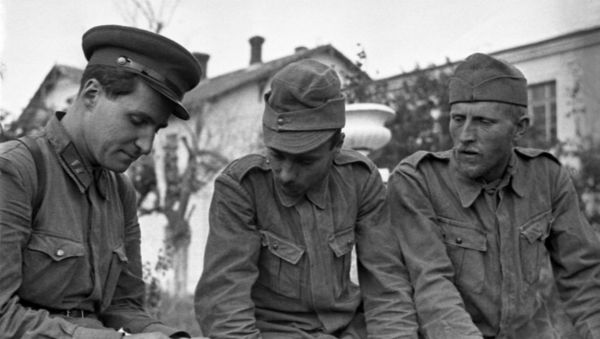 Великая Отечественная война 1941-1945 годов. Советский писатель, военный корреспондент газеты Красная Звезда Константин Симонов беседует с румынскими военнопленными под Одессой. - Sputnik Армения