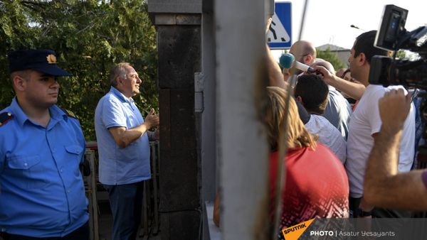 Глава медцентра Измирлян Армен Чарчян общается с журналистами до суда (22 июня 2021). Еревaн - Sputnik Армения