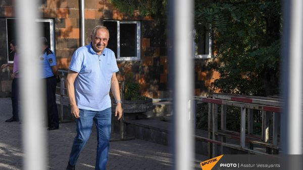Глава медцентра Измирлян Армен Чарчян до суда (22 июня 2021). Еревaн - Sputnik Армения