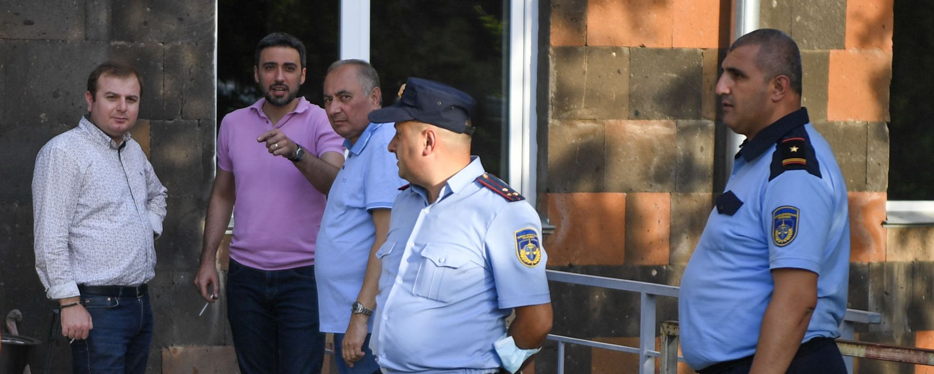 Глава медцентра Измирлян Армен Чарчян до суда (22 июня 2021). Еревaн Глава медцентра Измирлян Армен Чарчян до суда (22 июня 2021). Еревaн - Sputnik Արմենիա, 1920, 25.06.2021