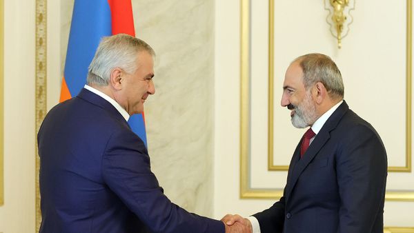 И.о. премьер-министра Никол Пашинян принял президента Группы компаний Ташир, основателя Клуба инвесторов Армении Самвела Карапетяна (24 июня 2021). Еревaн - Sputnik Армения