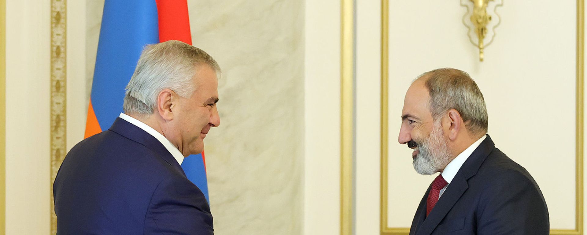 И.о. премьер-министра Никол Пашинян принял президента Группы компаний Ташир, основателя Клуба инвесторов Армении Самвела Карапетяна (24 июня 2021). Еревaн - Sputnik Արմենիա, 1920, 24.06.2021