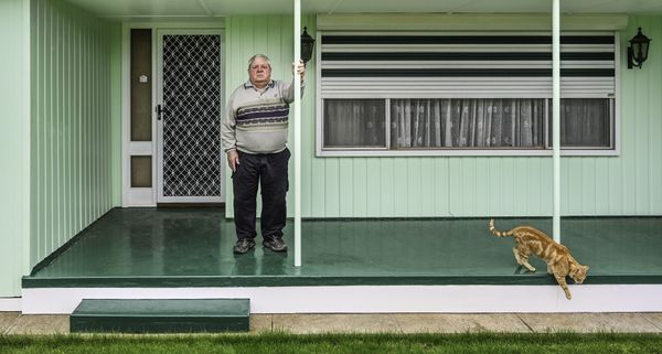 Снимок Cat and Verandah австралийского фотографа Karen Waller, занявший 2 место в категории Environmental Portrait в конкурсе 2021 The International Portrait Photographer of the Year - Sputnik Армения