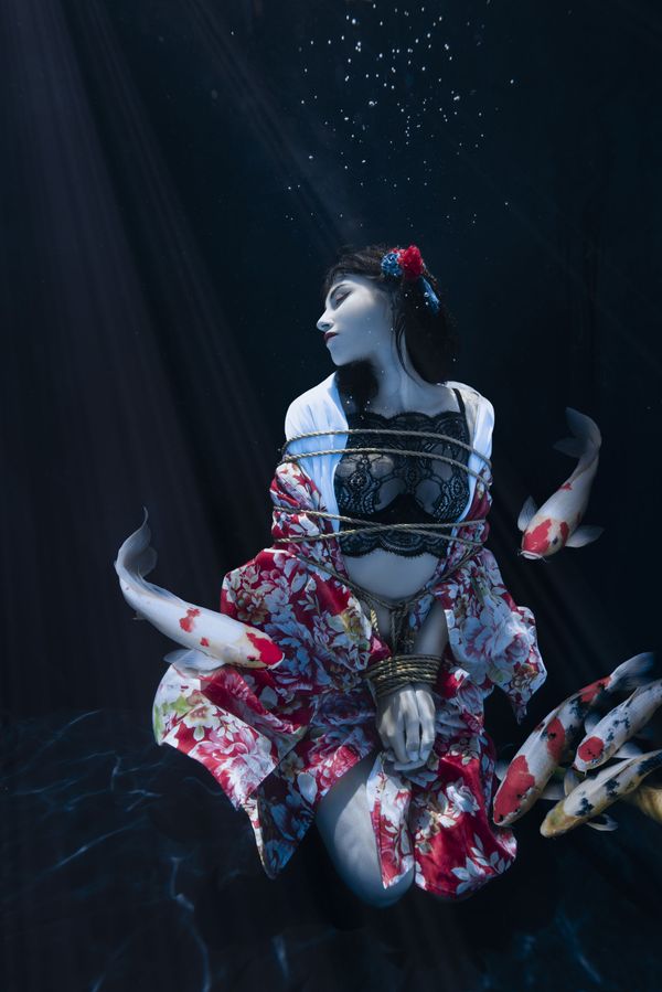 Снимок Shibari pond французского фотографа Charlotte Bories, ставший финалистом в категории Environmental Portrait в конкурсе 2021 The International Portrait Photographer of the Year - Sputnik Армения