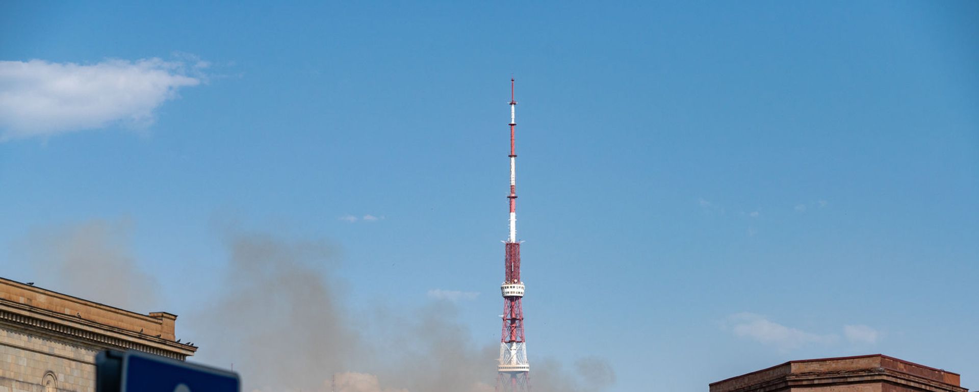 Дым от пожара в районе Норк виден с площади Республики (25 июня 2021). Еревaн - Sputnik Արմենիա, 1920, 25.06.2021
