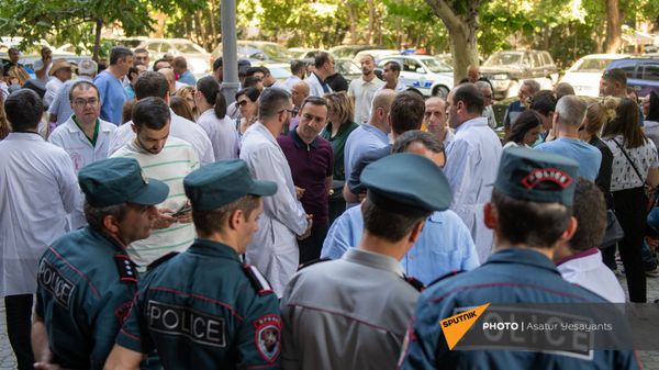 Акция протеста врачей в поддержку директора медцентра Измирлян Армена Чарчяна перед зданием генпрокуратуры Армении (25 июня 2021). Еревaн - Sputnik Армения