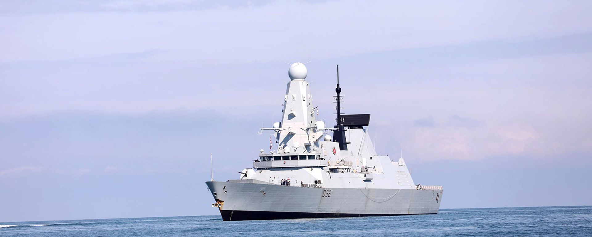 Военный корабль Королевского флота Великобритании HMS Defender приближается к черноморскому порту Батуми (26 июня 2021). Грузия - Sputnik Армения, 1920, 28.06.2021