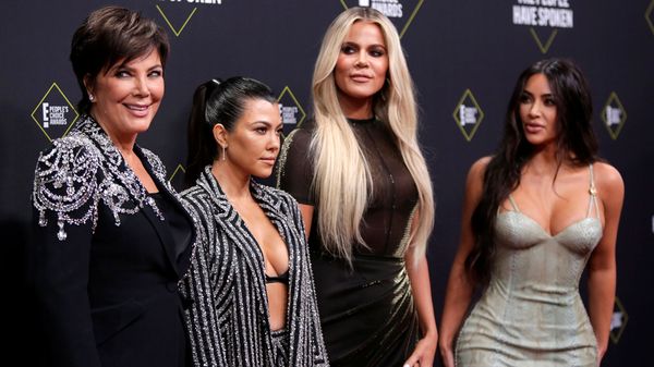 Крис Дженнер, Кортни, Хлое и Ким Кардашьян (слева направо) на церемонии Peoples Choice Awards (10 ноября 2019). Калифорния - Sputnik Армения