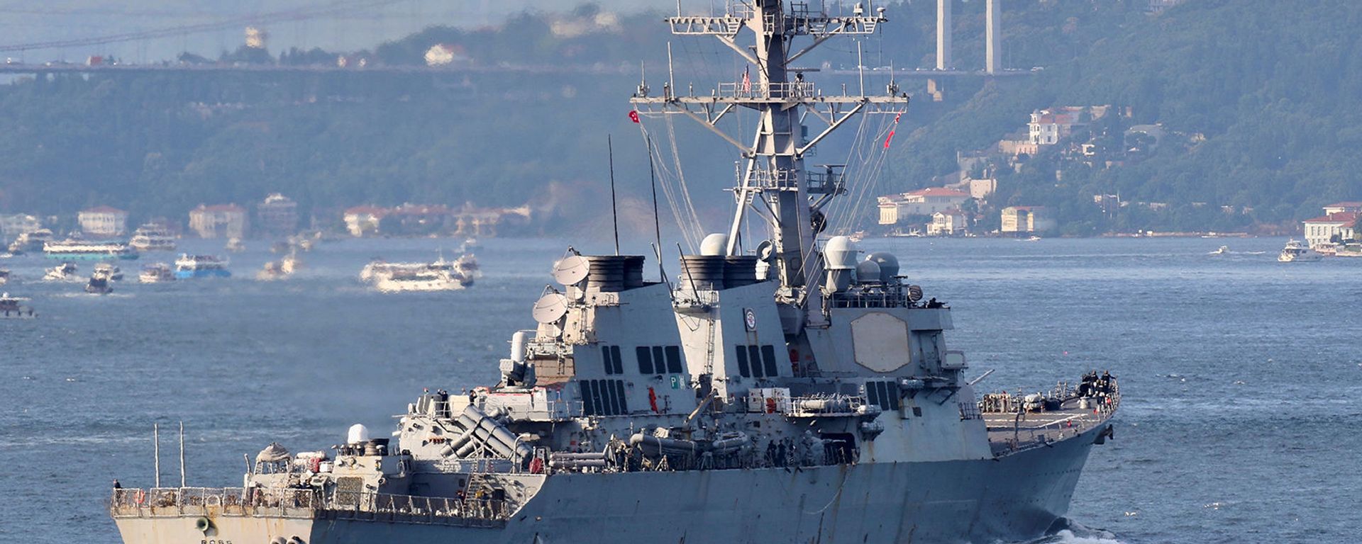 Эсминец с управляемыми ракетами ВМС США USS Ross плывет по проливу Босфор недалеко от Стамбула (26 июня 2021). Турция - Sputnik Армения, 1920, 11.11.2021